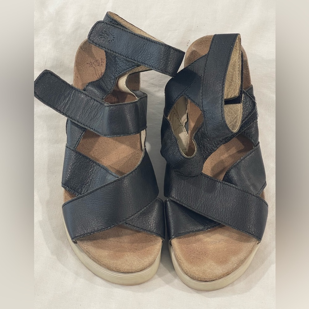 FLY LONDON BLACK AND TAN LEATHER VELCRO PLATFORM SANDALS  WOMENS SIZE 39